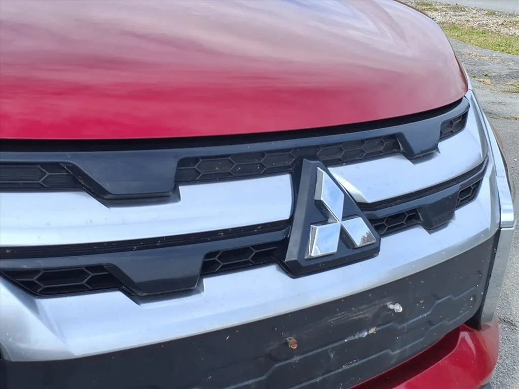 Used 2022  Mitsubishi  image 6