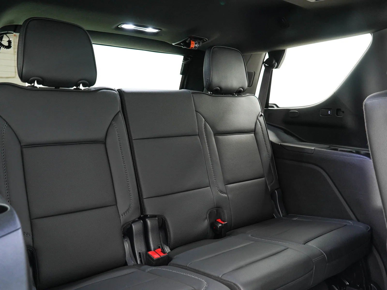 Used 2025 White Frost Tricoat GMC Denali image 12