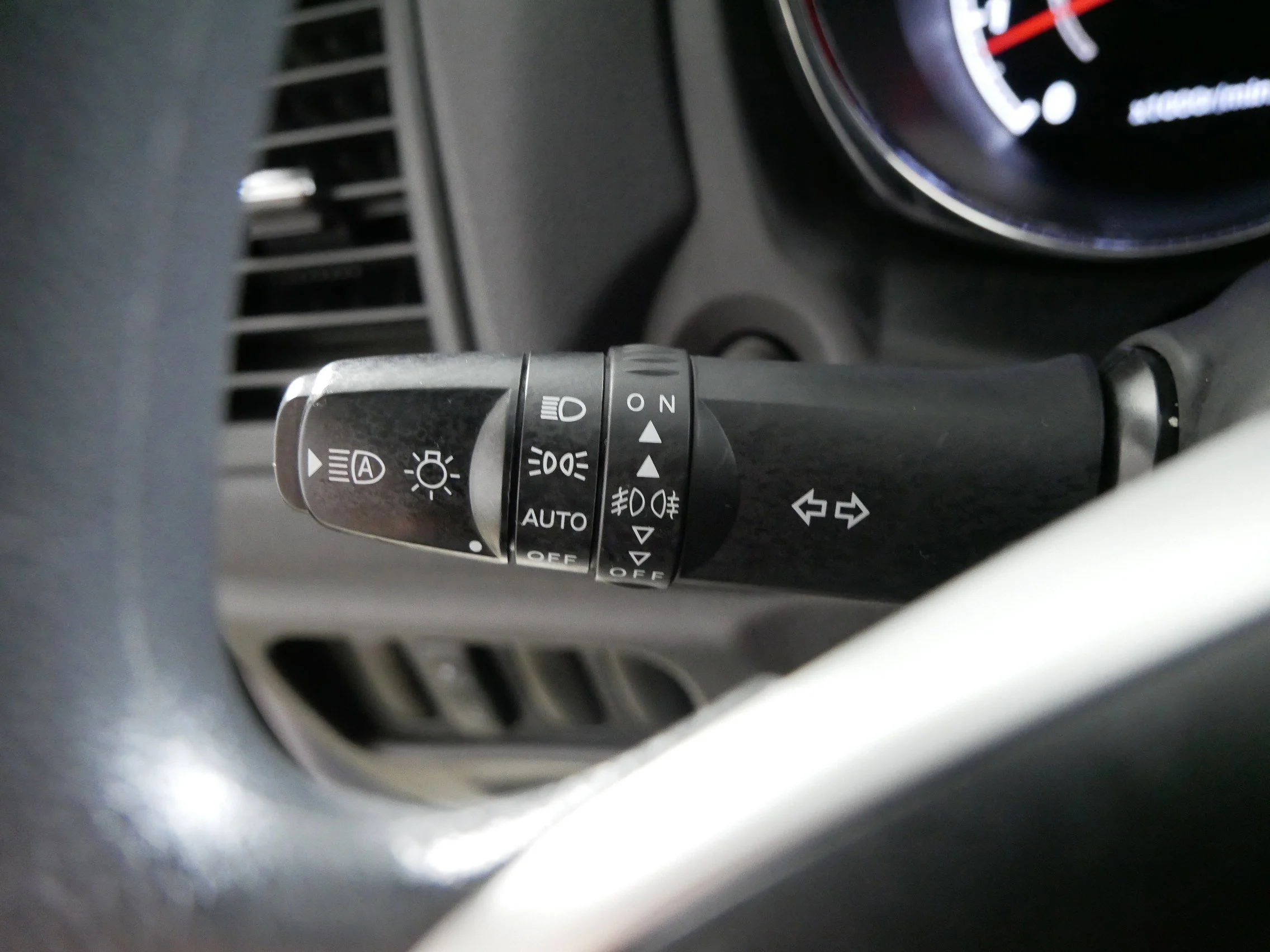 Used 2025 White Diamond Mitsubishi ES image 31
