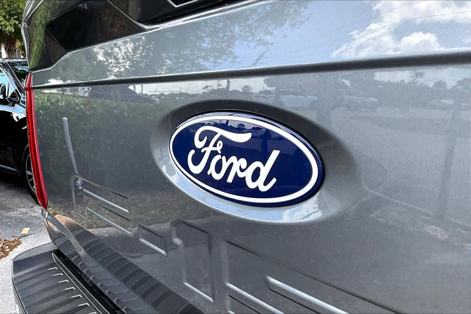 Used 2025 Carbonized Gray Metallic Ford LARIAT image 56