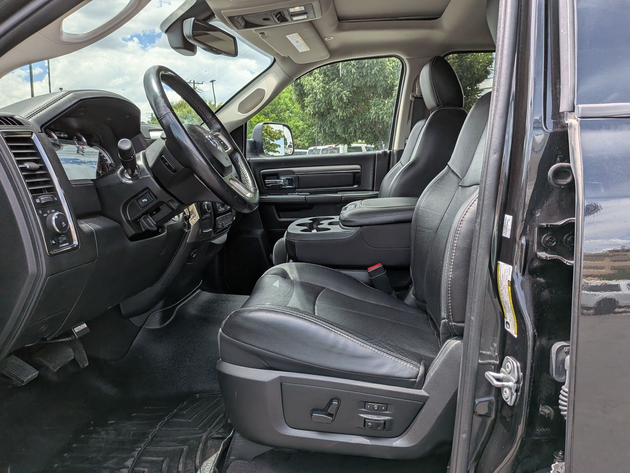 Used 2018 Brilliant Black Crystal Pearlcoat Ram Laramie image 27