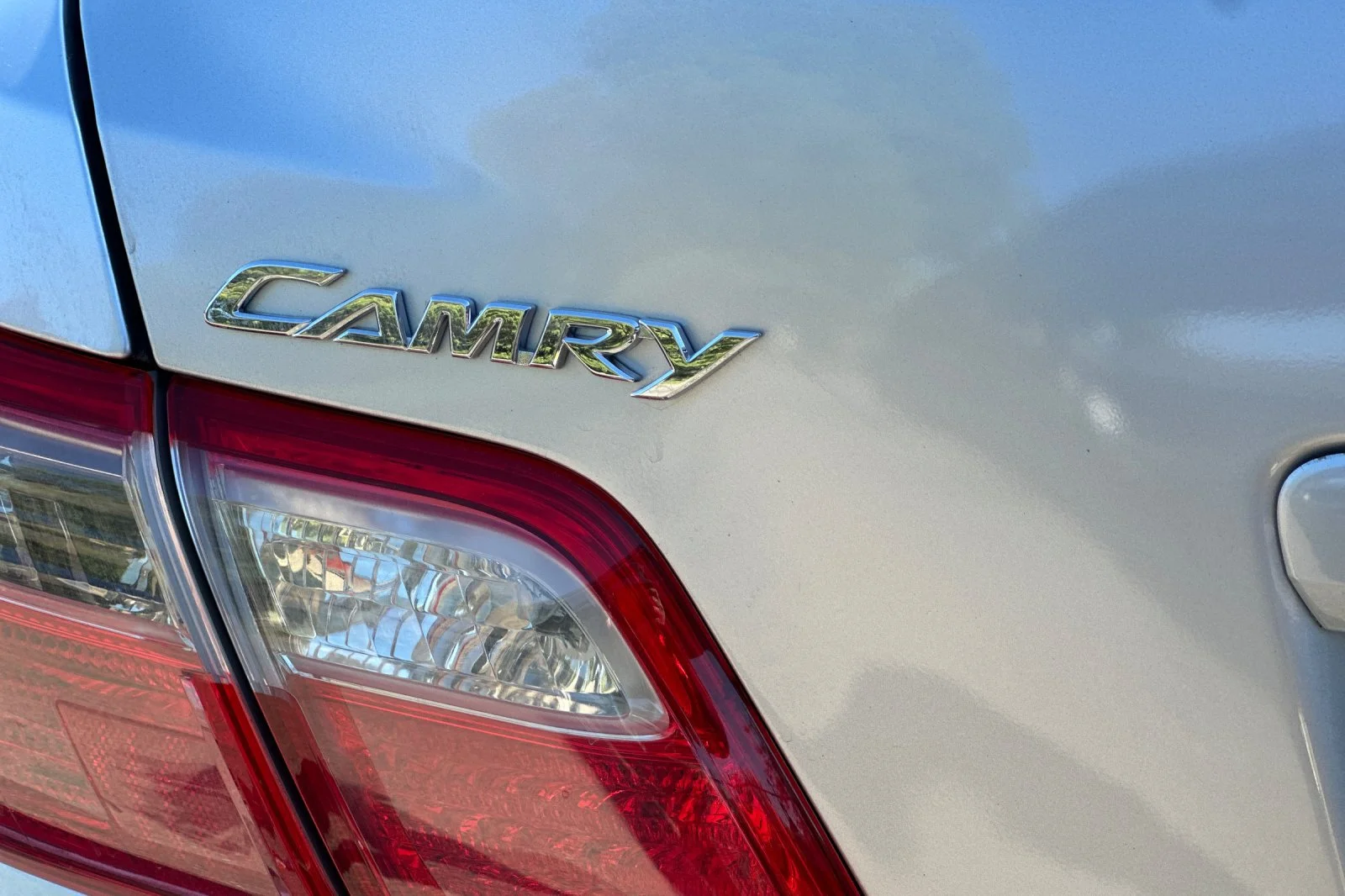 Used 2007 Silver Toyota LE image 16