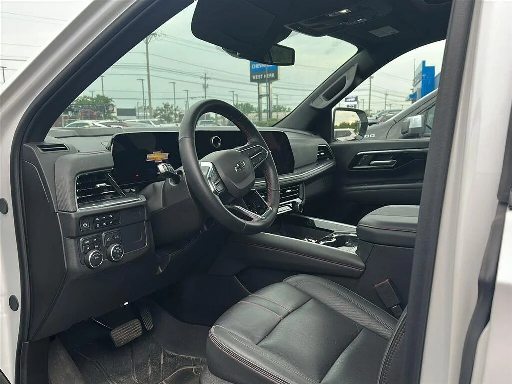 Used 2025 Iridescent Pearl Tricoat Chevrolet RST image 5