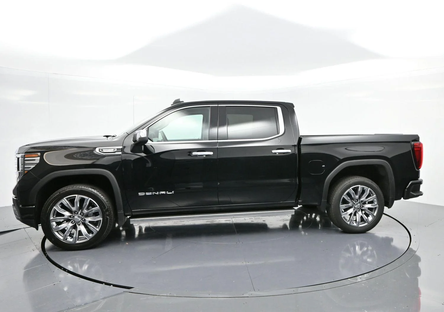 Used 2025 Onyx Black GMC Denali image 4