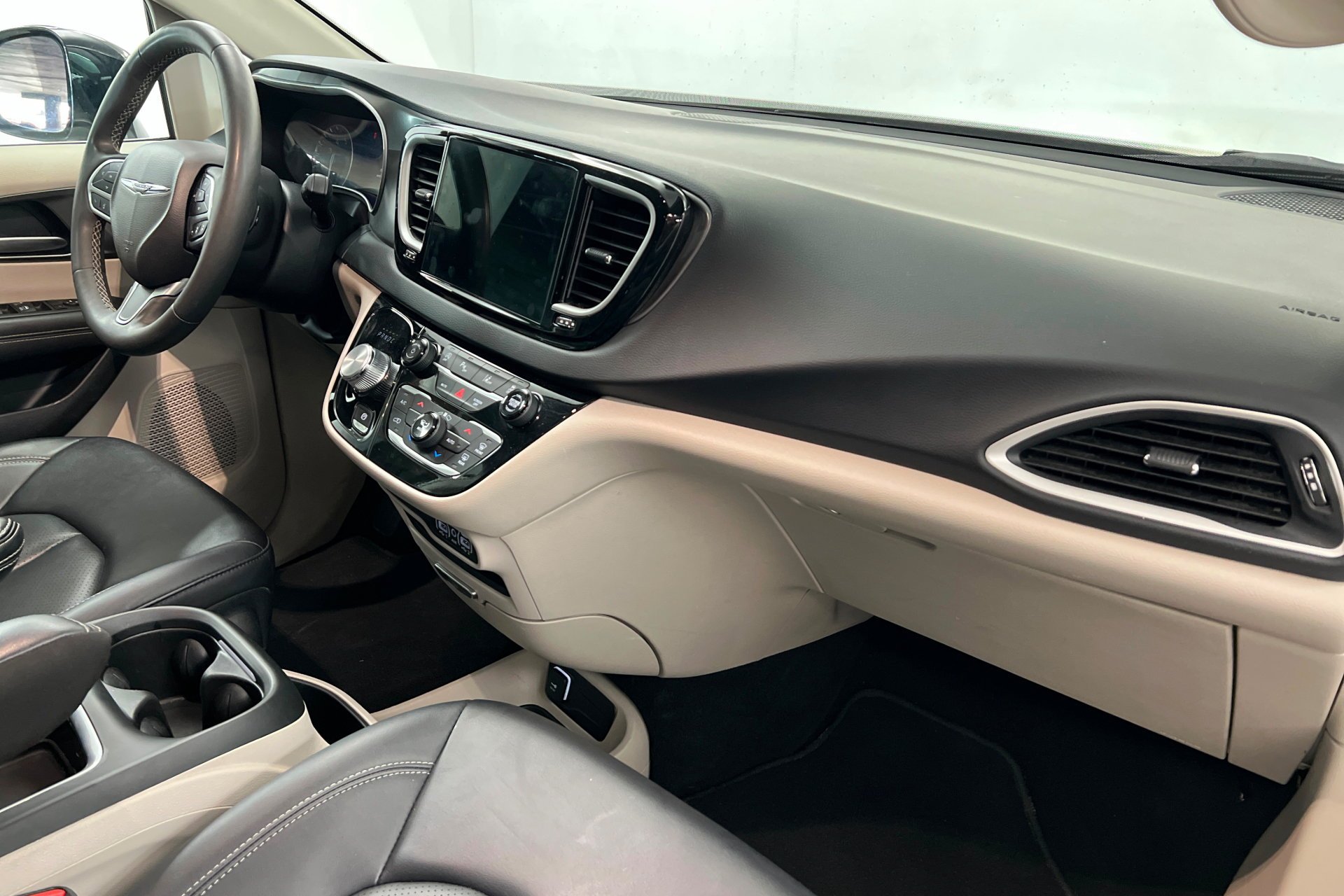 2024 Chrysler Pacifica Touring L - Photo 25