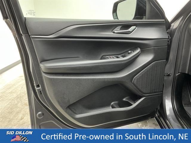 Used 2025 Baltic Gray Metallic Clearcoat Jeep Altitude image 16