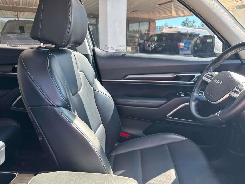 Used 2025 White Kia S image 21