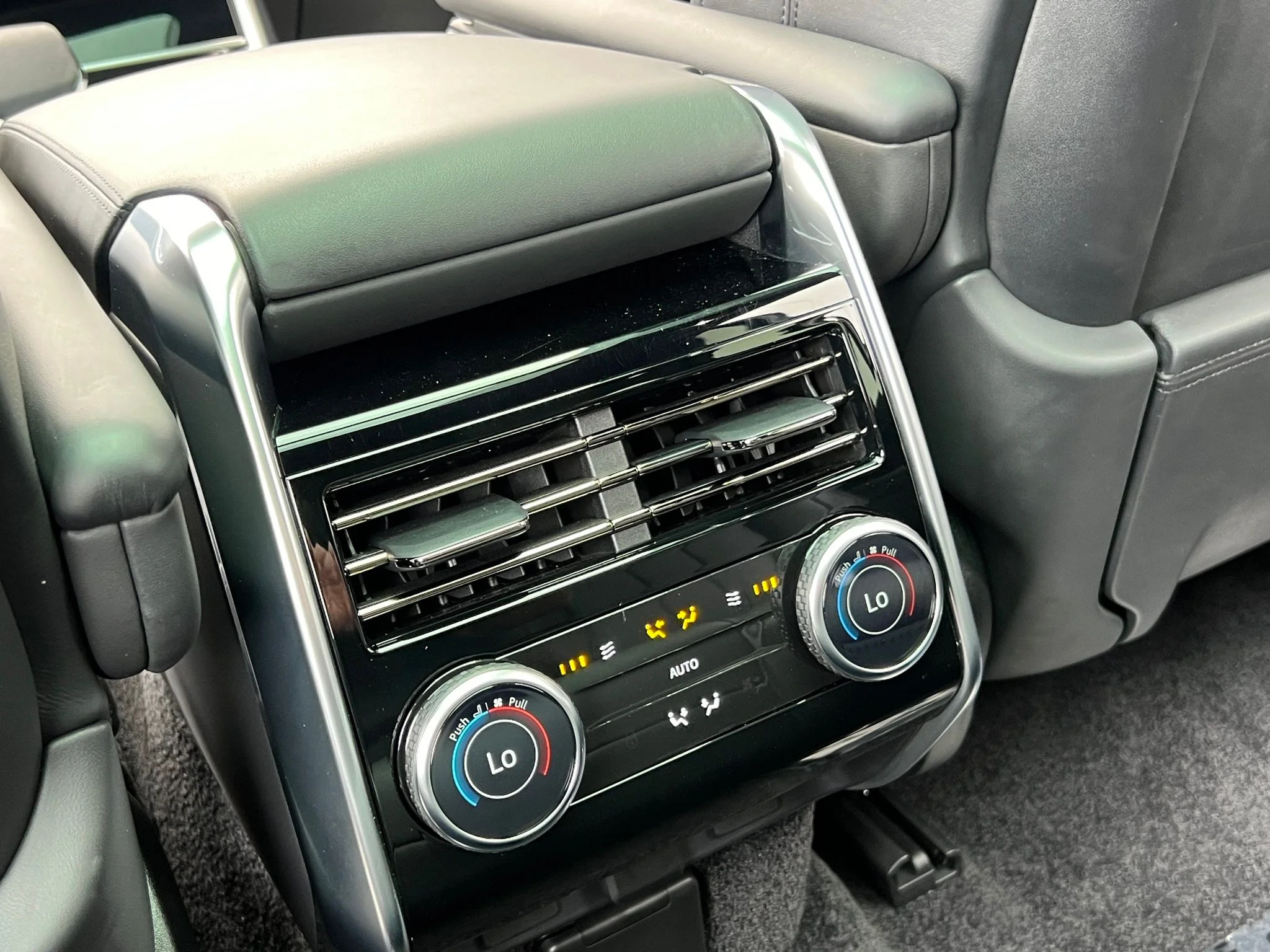 Used 2024 White Land Rover SE image 26