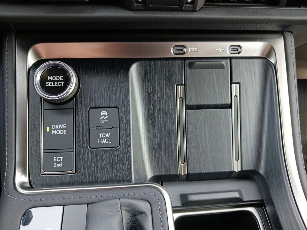 Used 2025  Lexus 550 Luxury image 38