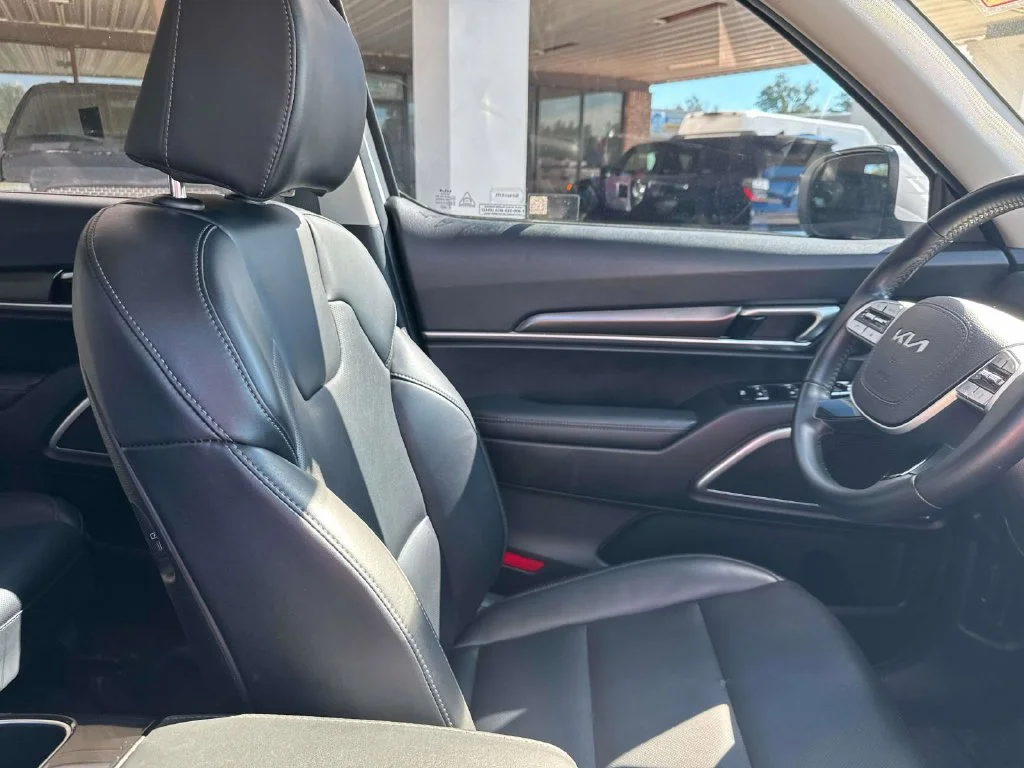Used 2025 White Kia S image 21