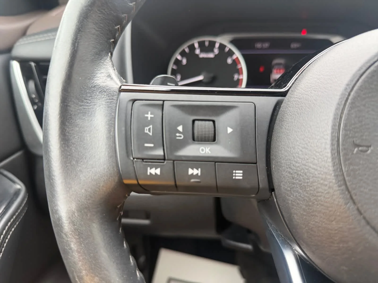 Used 2023 Pearl White Tricoat Nissan SL image 35