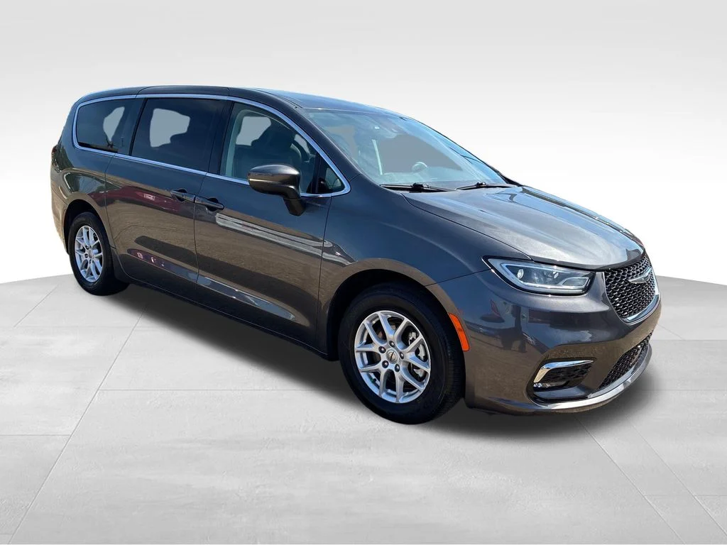 Used 2023 Gray Chrysler Touring L image 8