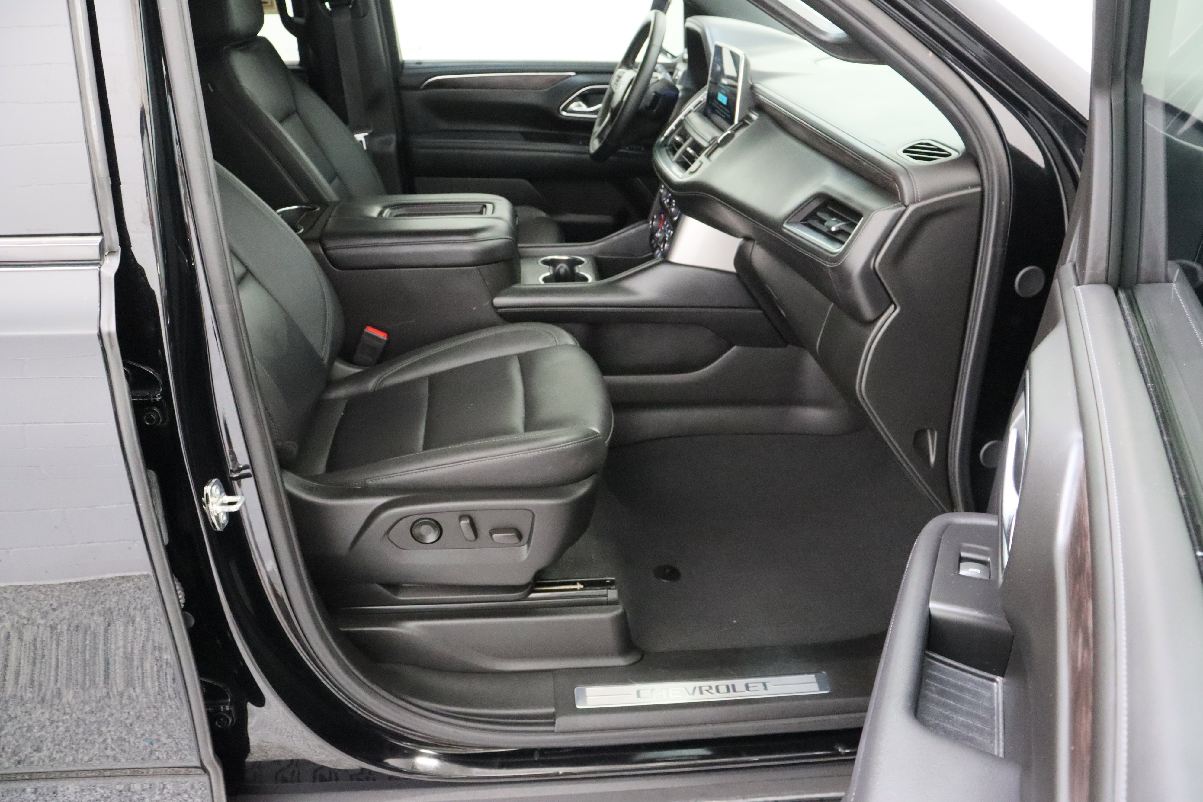 Used 2024 Black Chevrolet Z71 5.3L image 41