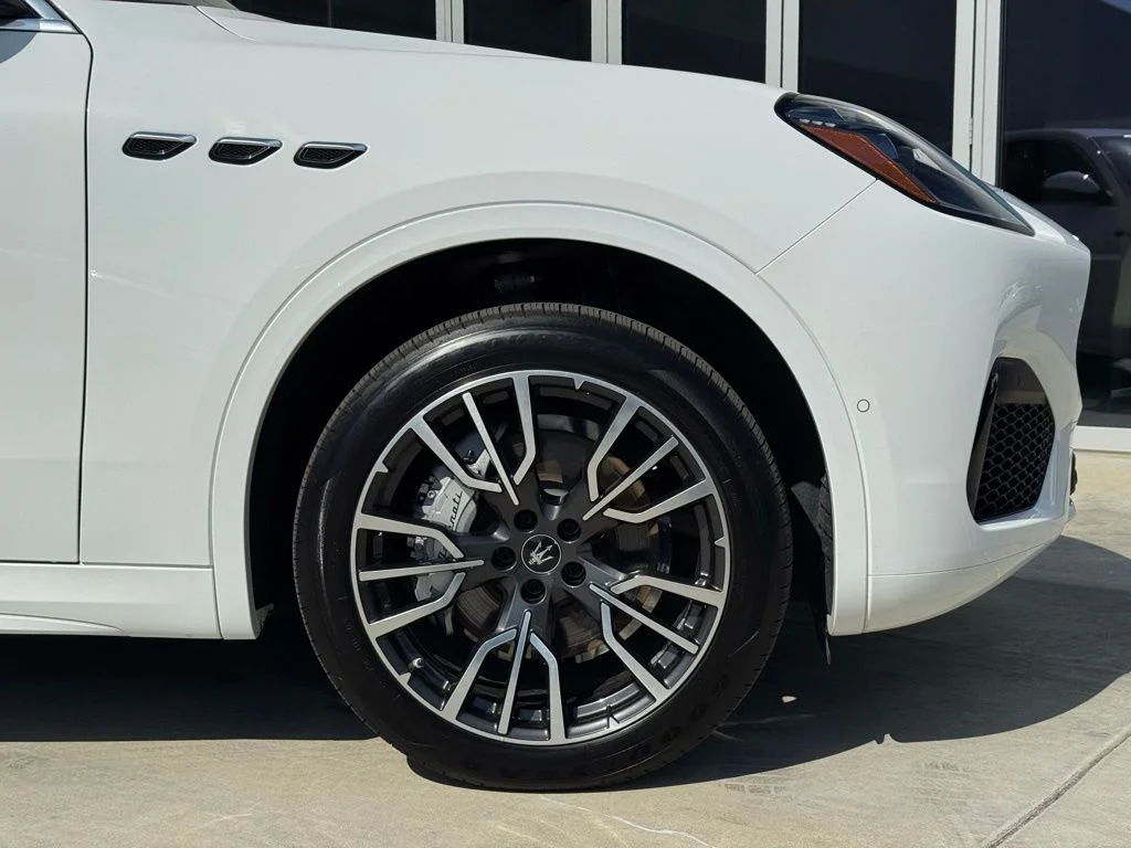 Used 2025 Bianco Maserati Base image 10