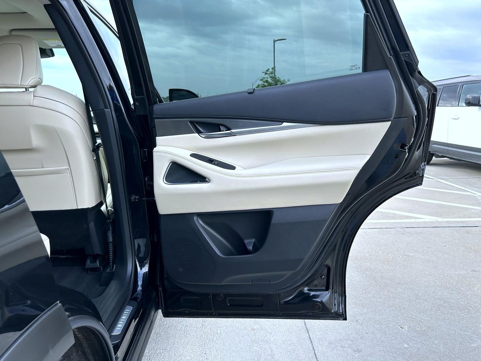 Used 2025 Black INFINITI LUXE image 17