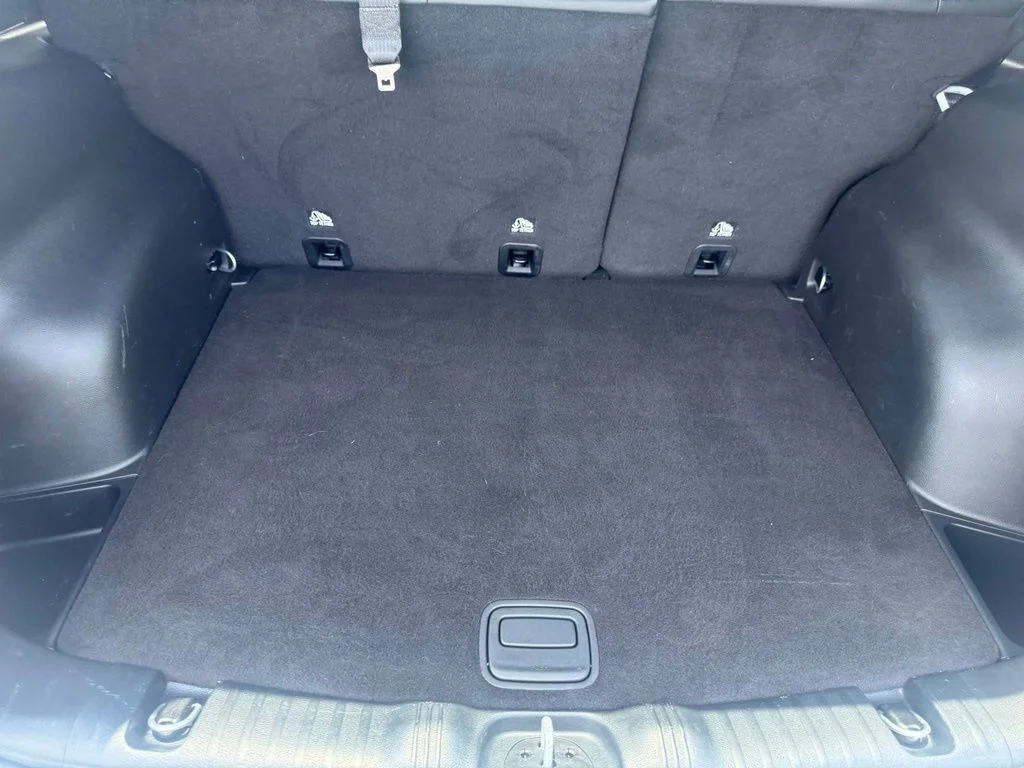 Used 2022 White Jeep Latitude image 42