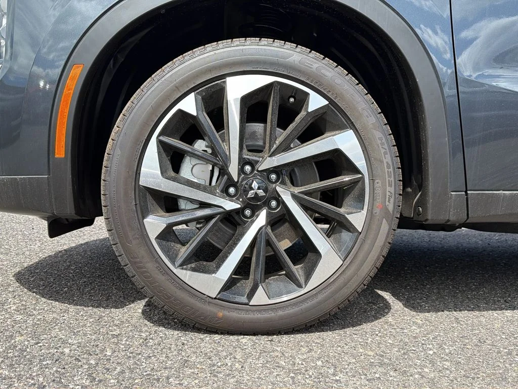 New 2025 Graphite Gray Mitsubishi SE image 28