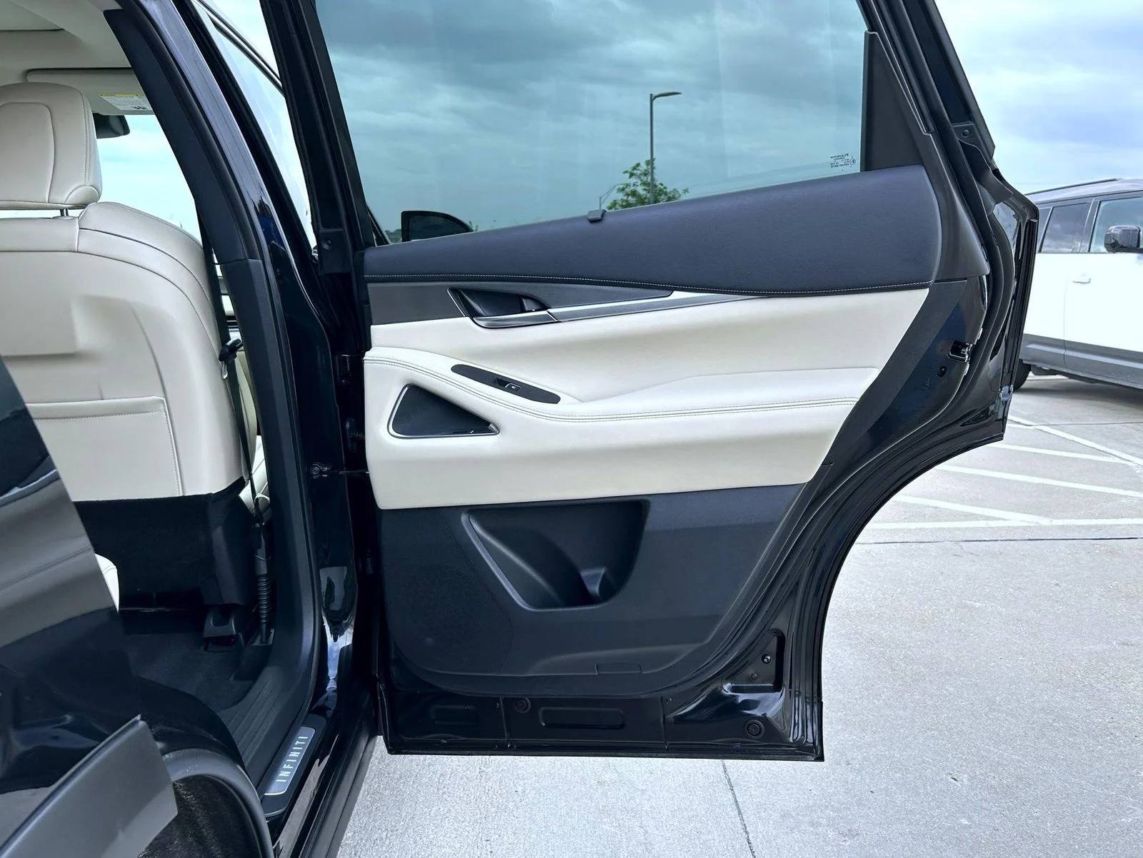 Used 2025 Black INFINITI LUXE image 17