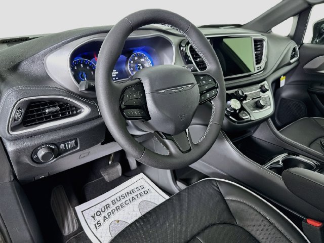 New 2027 Olive Green Pearl-Coat Paint Chrysler Limited image 9