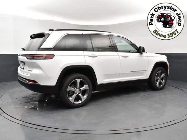 New 2026 Bright White Clear-Coat Exterior Paint Jeep Limited image 6