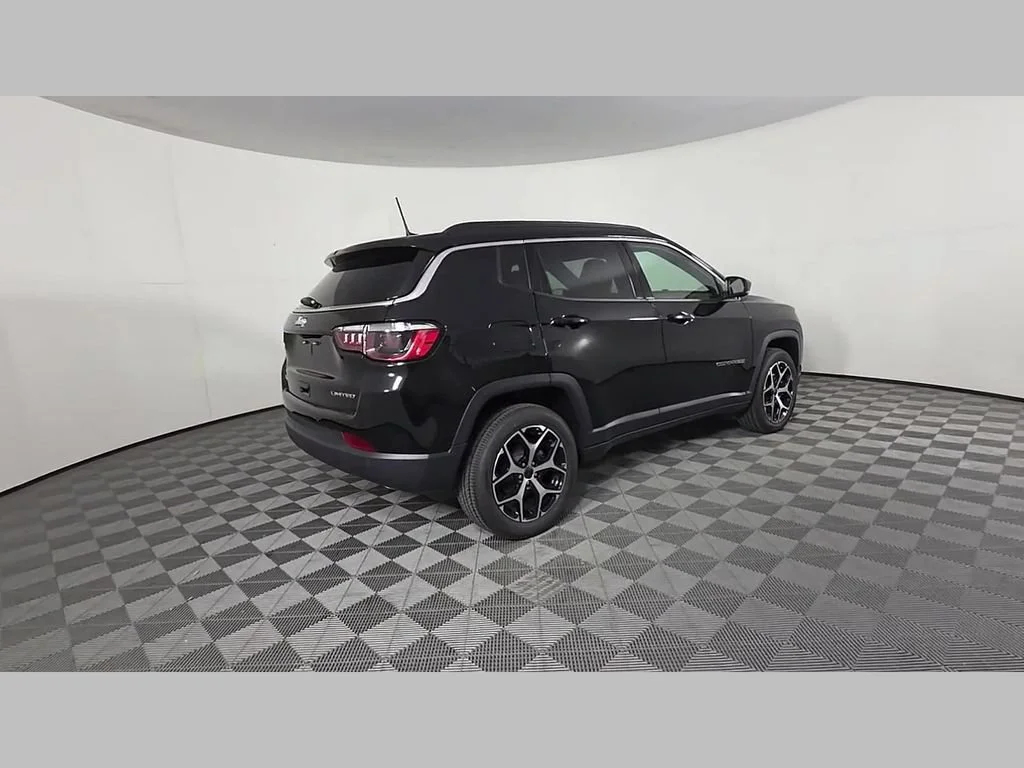 New 2026 Diamond Black Crystal Pearlcoat Jeep Limited image 30