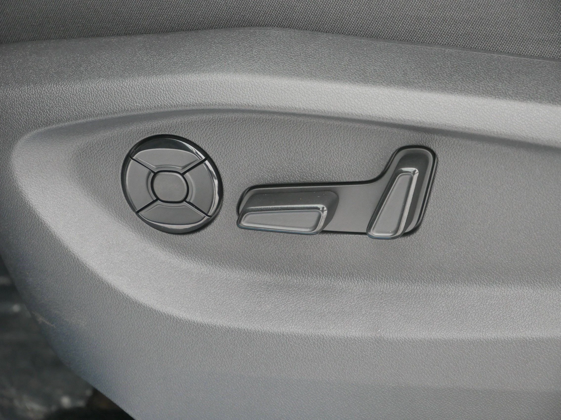 New 2025 Pure White Volkswagen SE image 5