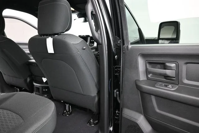 New 2026 Diamond Black Crystal Pearl-Coat Exterior Paint RAM Tradesman image 20