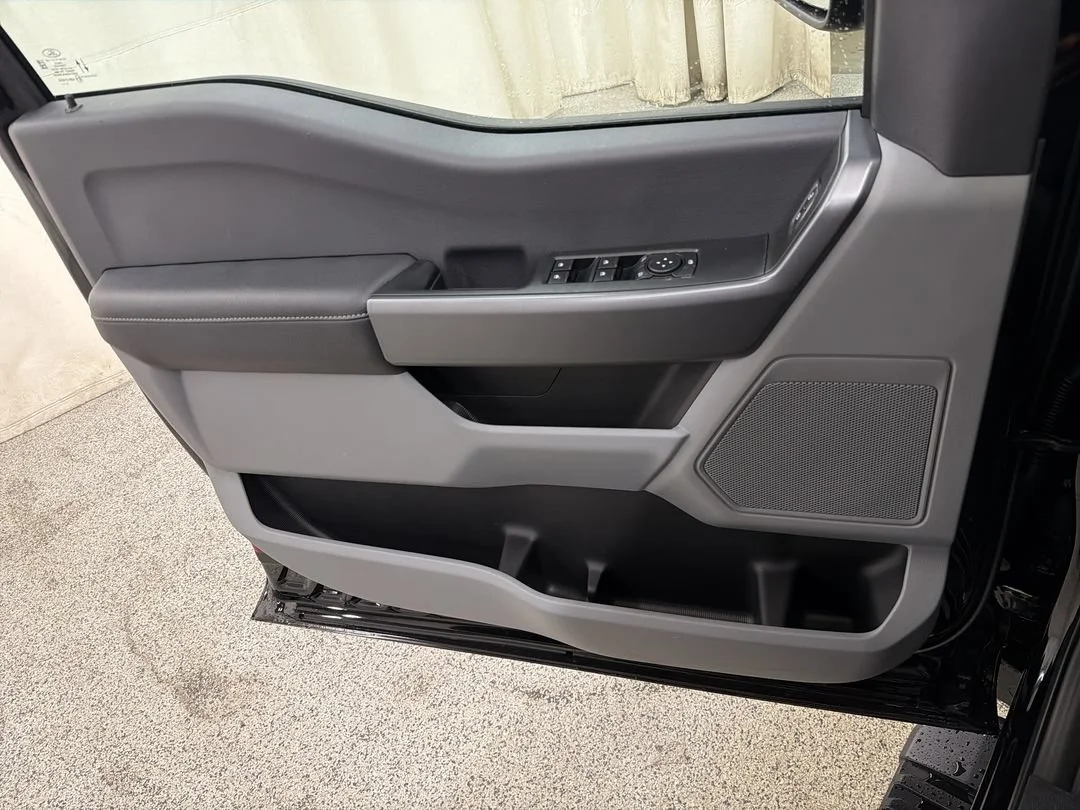 New 2027 Agate Black Metallic Ford F-250® XLT image 17