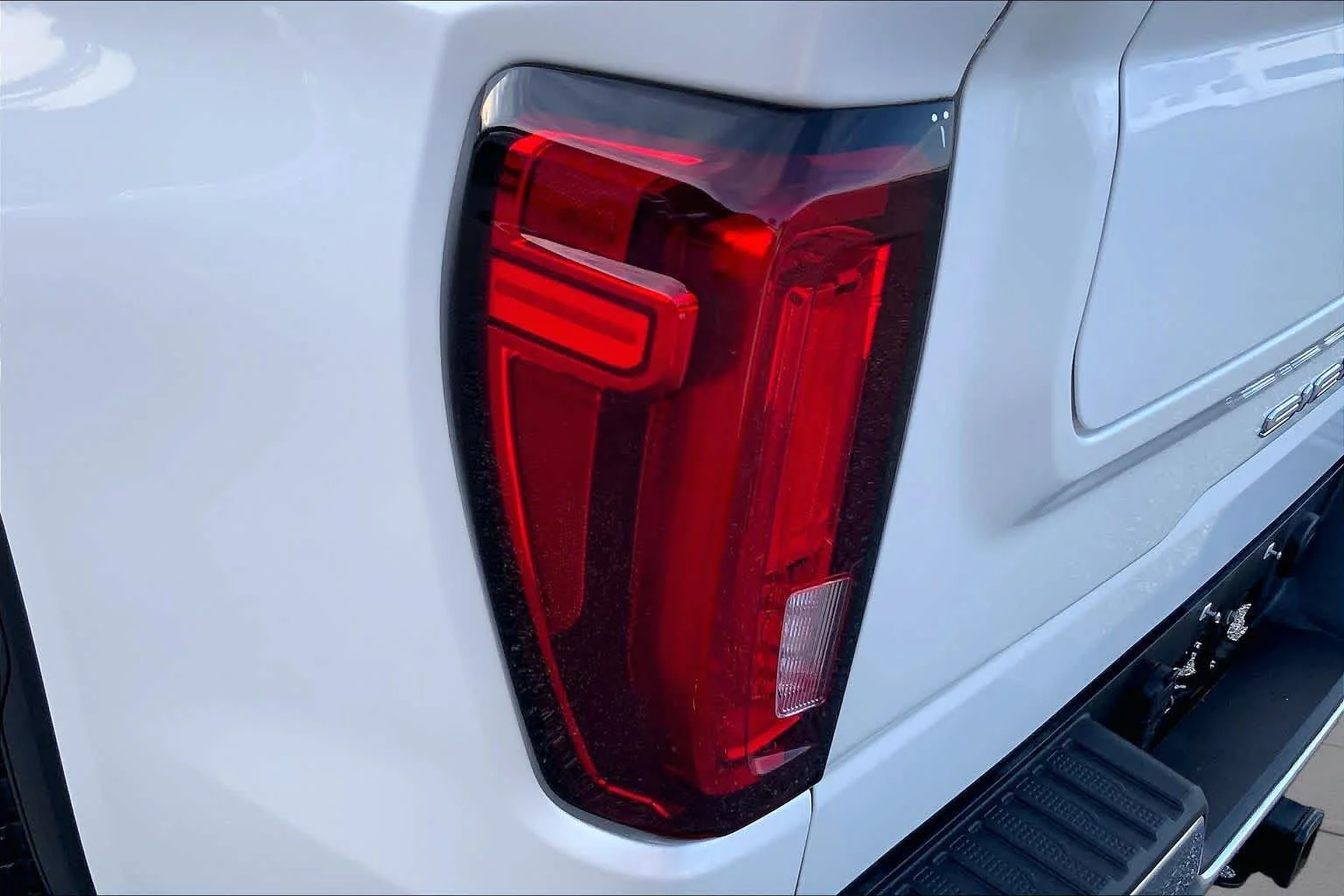 Used 2019 White Frost Tricoat GMC SLT image 25