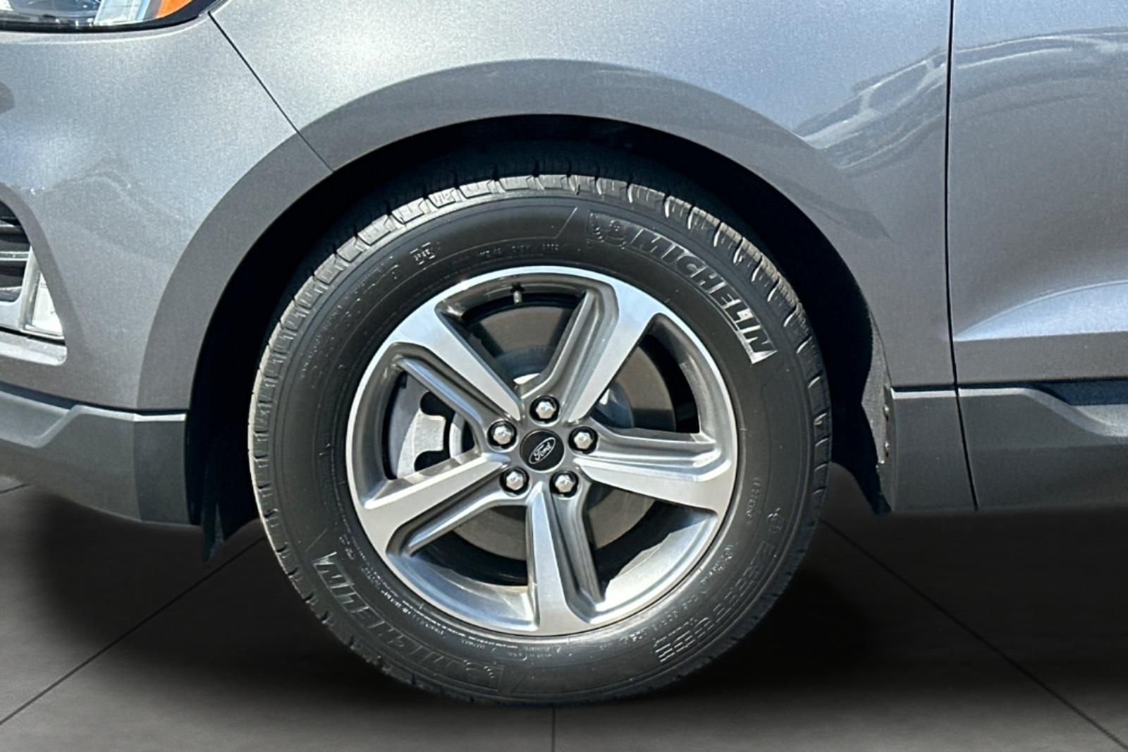 Used 2024 Gray Ford SEL image 30