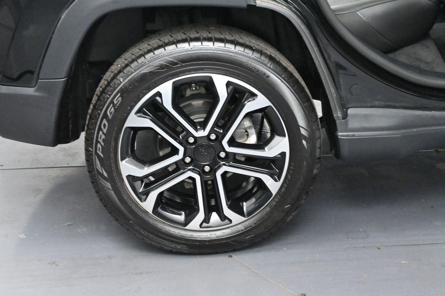 Used 2023 Diamond Black Crystal Pearlcoat Jeep Limited image 34