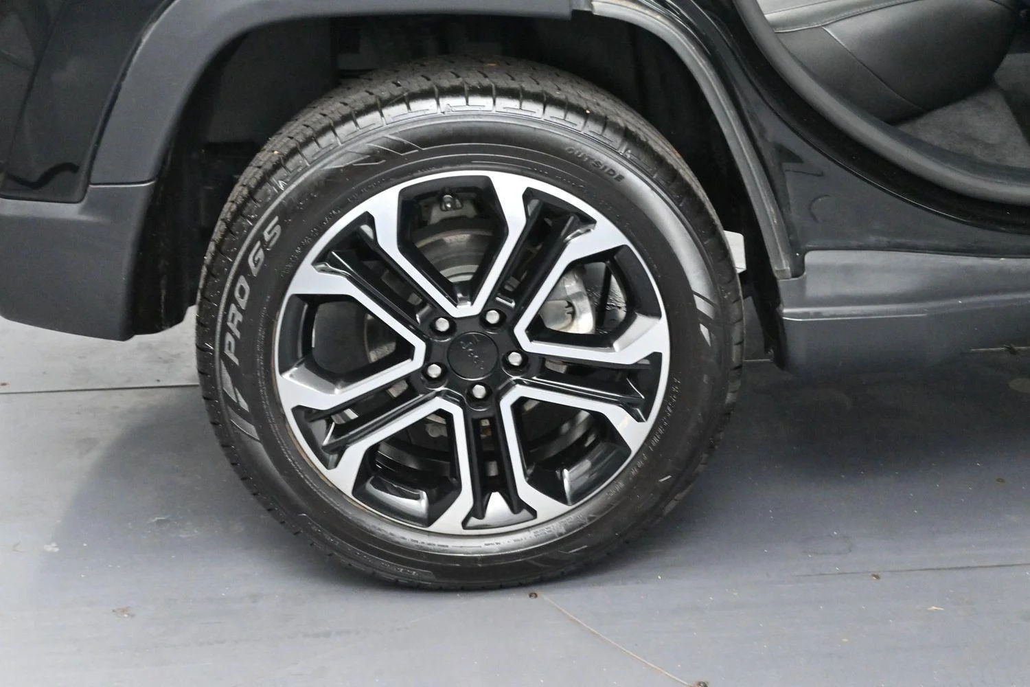Used 2023 Diamond Black Crystal Pearlcoat Jeep Limited image 34