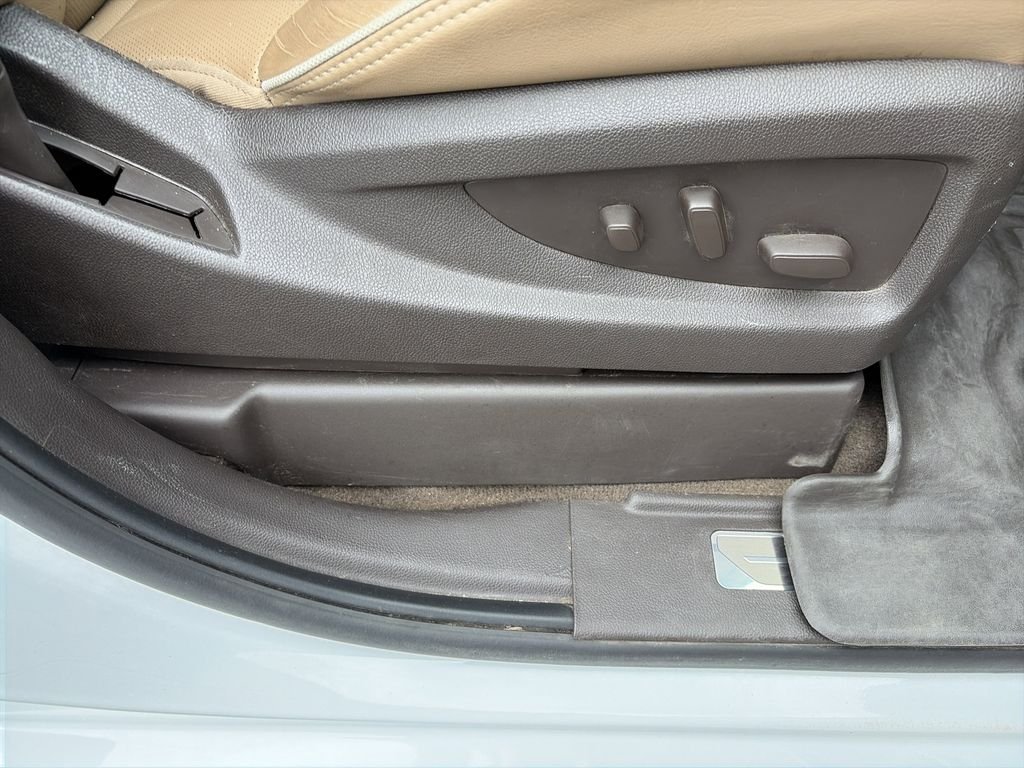 Used 2017 White GMC Denali image 34