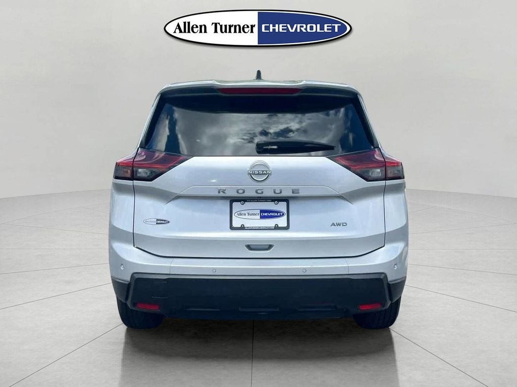 Used 2024 Silver Nissan S image 5