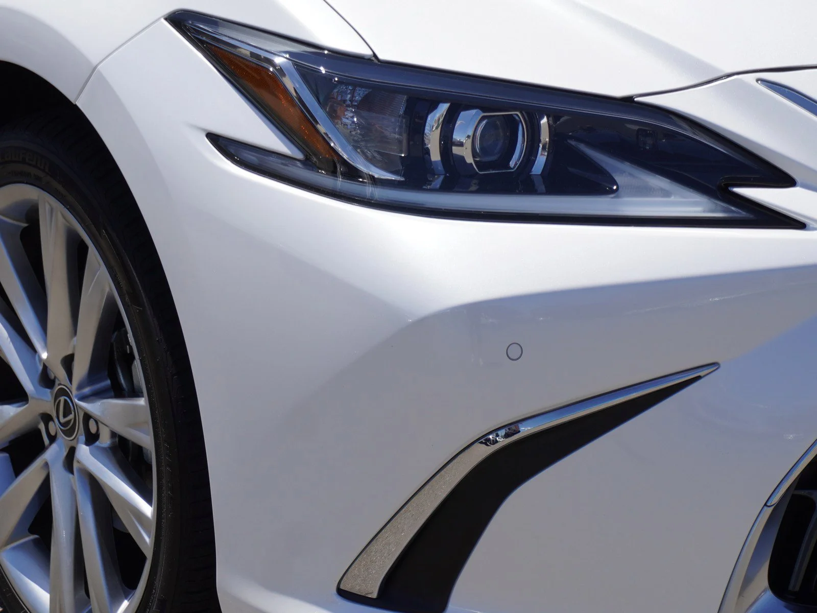 Used 2024 White Pearl Lexus ES 350 image 3