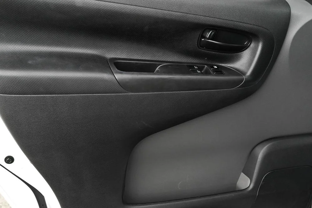 Used 2018 White Nissan S image 11