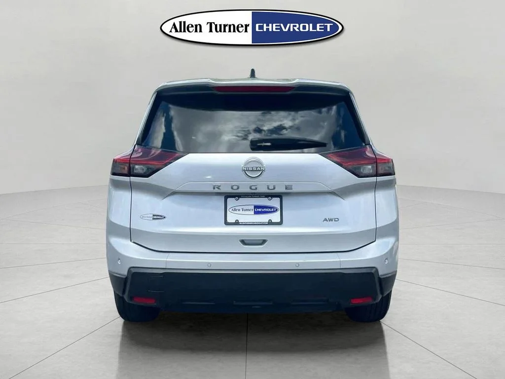 Used 2024 Silver Nissan S image 5