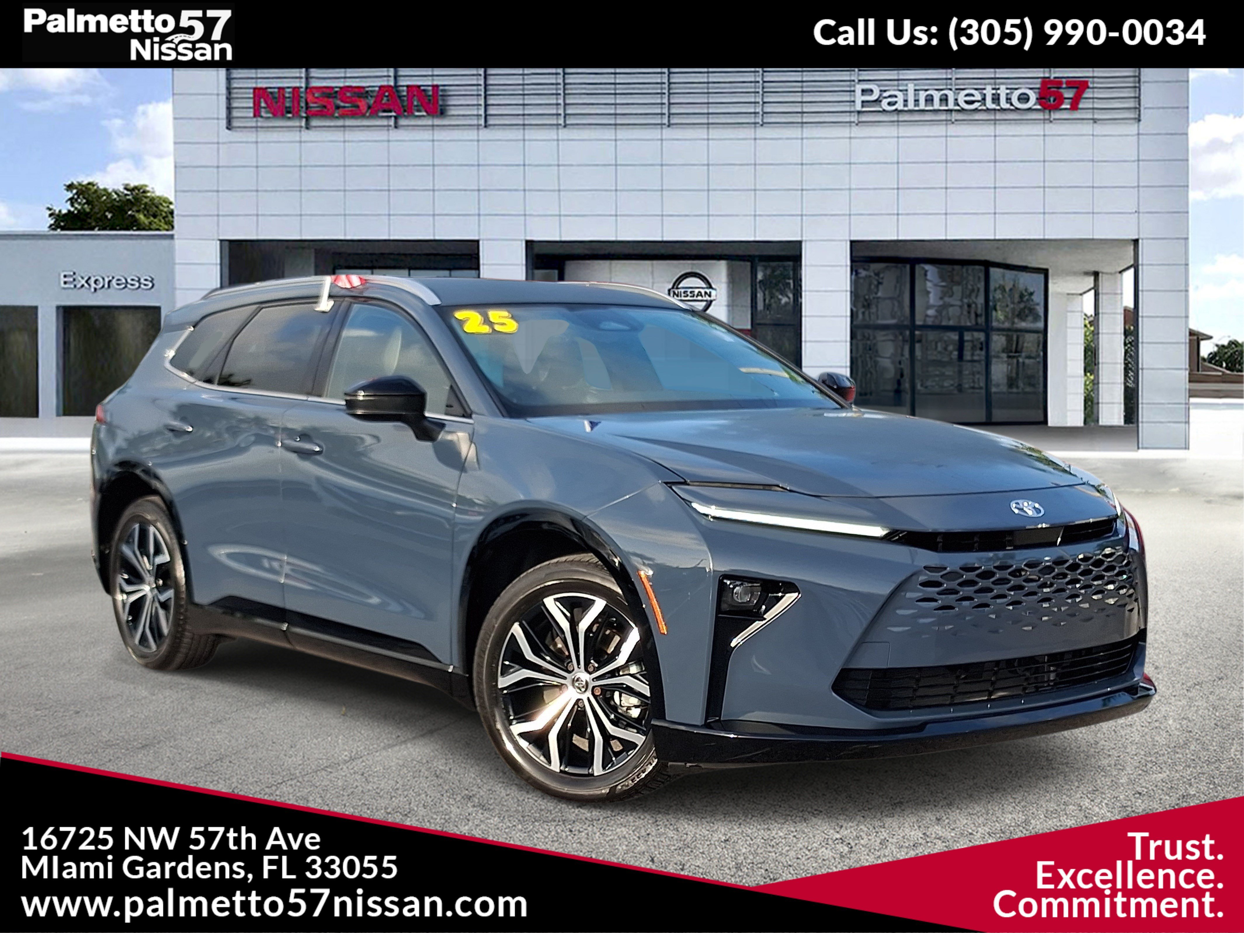 Used 2025 White Toyota XLE image 1