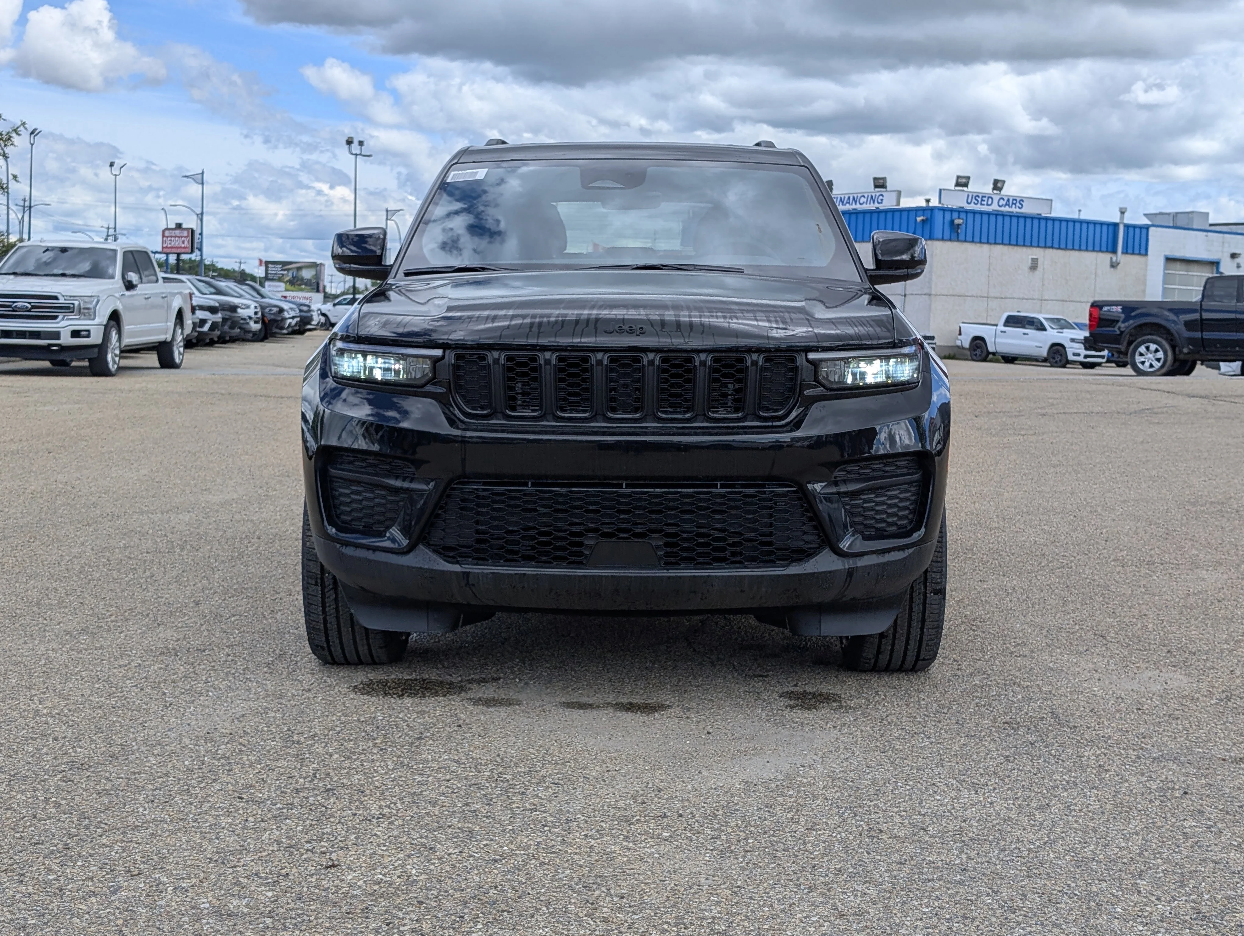 New 2025 Diamond Black Crystal Pearl Jeep Altitude image 10
