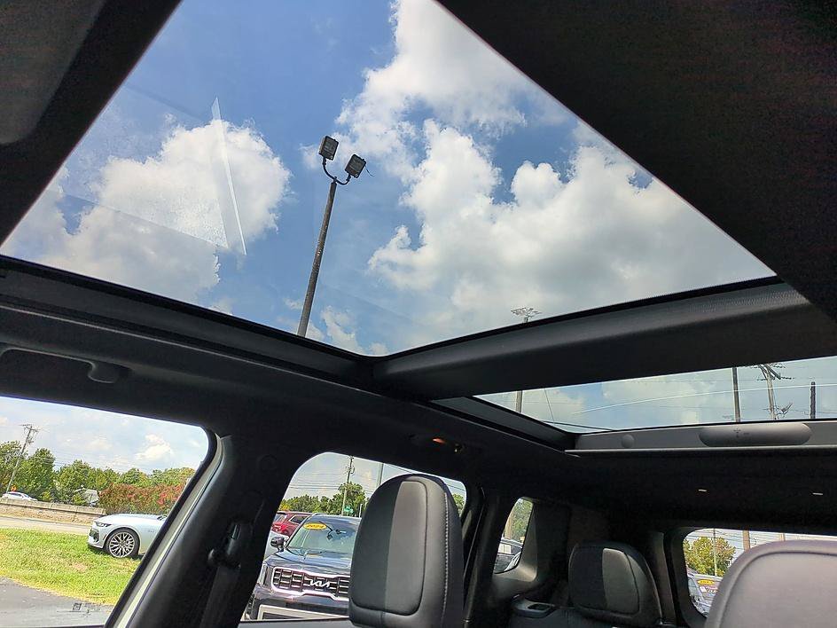 Used 2020 Alpine White Clearcoat Jeep High Altitude image 29