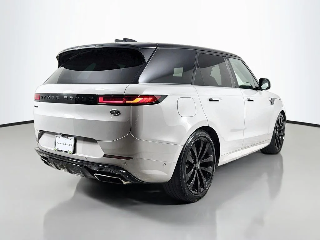 Used 2023 Gray Land Rover SE Dynamic image 5