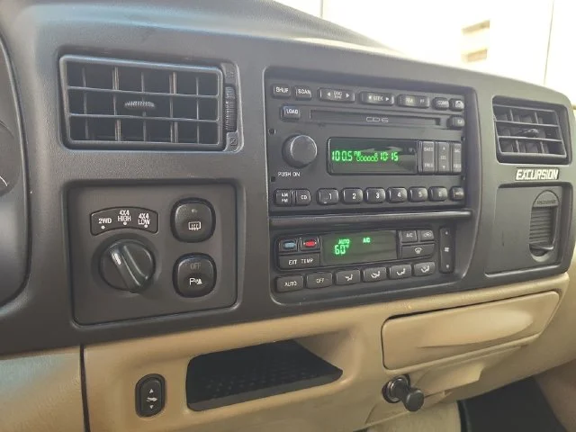 Used 2005 Black Clearcoat Ford Limited image 25