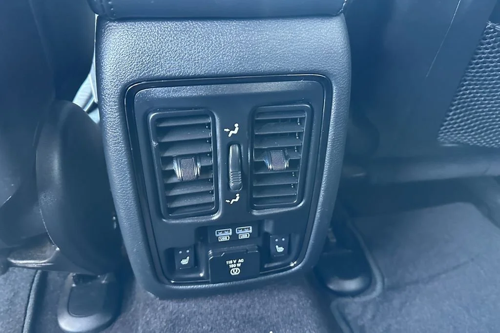 Used 2018 Silver Jeep High Altitude image 28