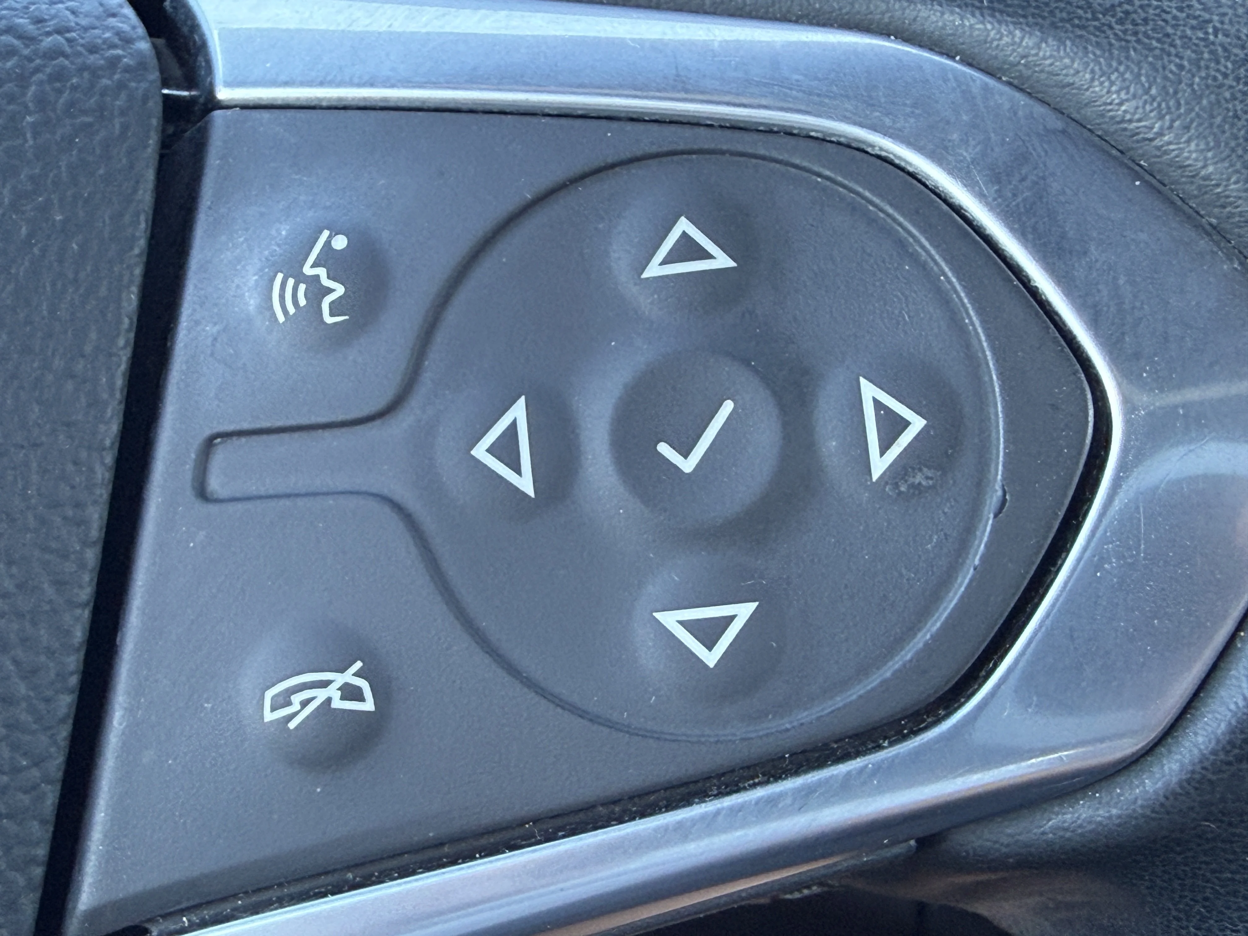Used 2023 Summit White Chevrolet LT Cloth image 28