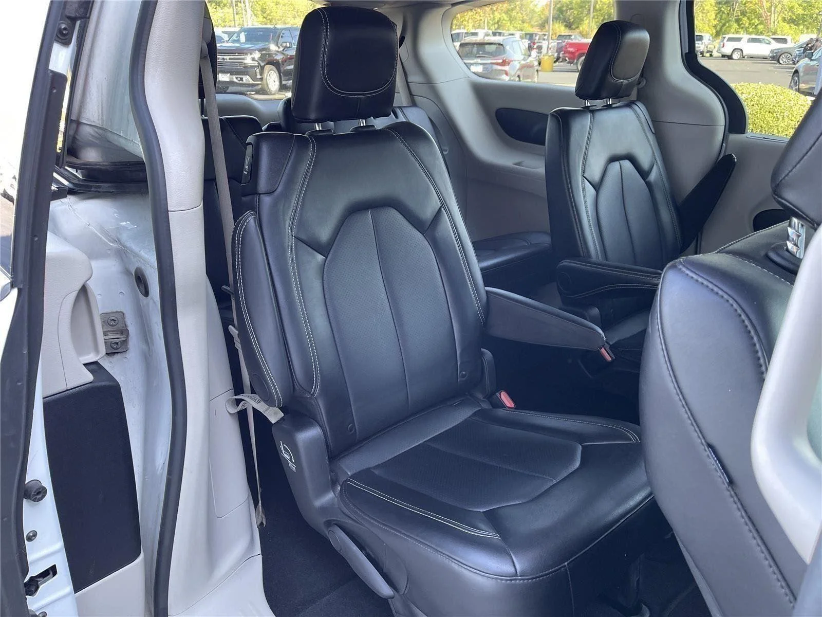 Used 2024 Bright White Cl Chrysler Touring L image 34