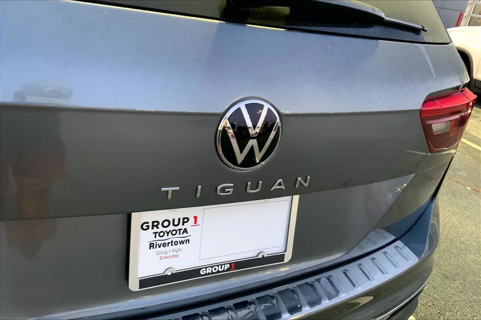 Used 2024 Platinum Gray Metallic Volkswagen SE image 10