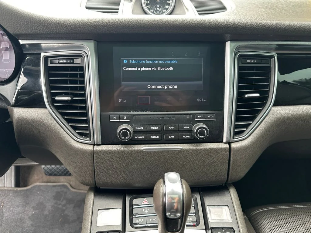 Used 2018  Porsche Base image 25