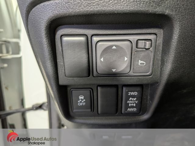Used 2012 White Nissan SL image 29