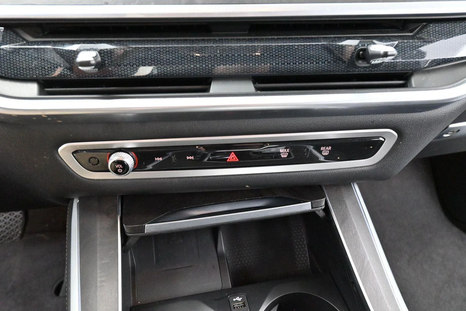 Used 2024 Carbon Black Metallic BMW xDrive40i image 25