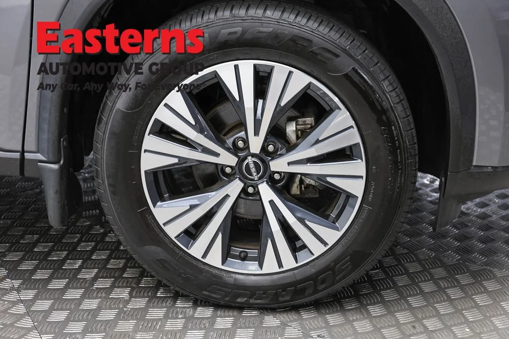 Used 2023 Gray Nissan SV image 31